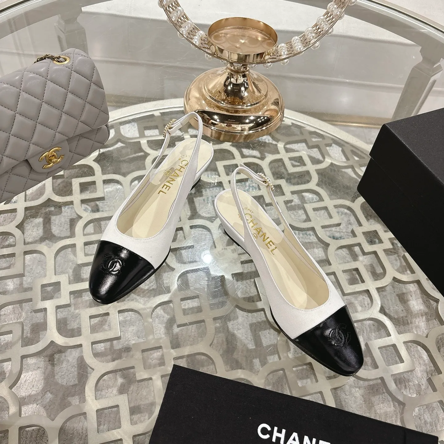 👟👟Ex-factory price 520👟👟 𝐂𝐇𝐀𝐍𝐄𝐋 Xiaoxiang 25𝐬𝐬Spring and summer new products Counter classic Xiaoxiang color-blocked back hollow wedge sandals series new〰 🍬 A must-have in the fashion circle, the matching will interpret the meticulous, minimalist and classic elements that will never fade away 💋Shows a unique dressing style that is too beautiful to say. A must-have for summer... Upper: original high-custom lambskin lining: imported mixed sheepskin lining Outsole: original Italian leather outsole Heel height: 4.5cm Shoe size: 35-39 (40.41.42 customization is not returnable)